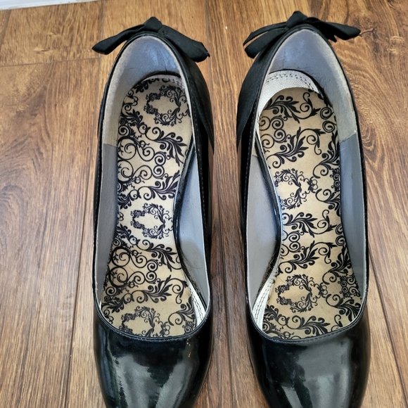 le chateau Black Patent High Heel Pumps - Picture 3 of 4